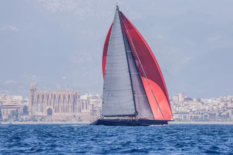 Linnea Aurora da la sorpresa en la emocionante segunda jornada de la Superyacht Cup Palma 2025 - Regatas - Actualidad náutica