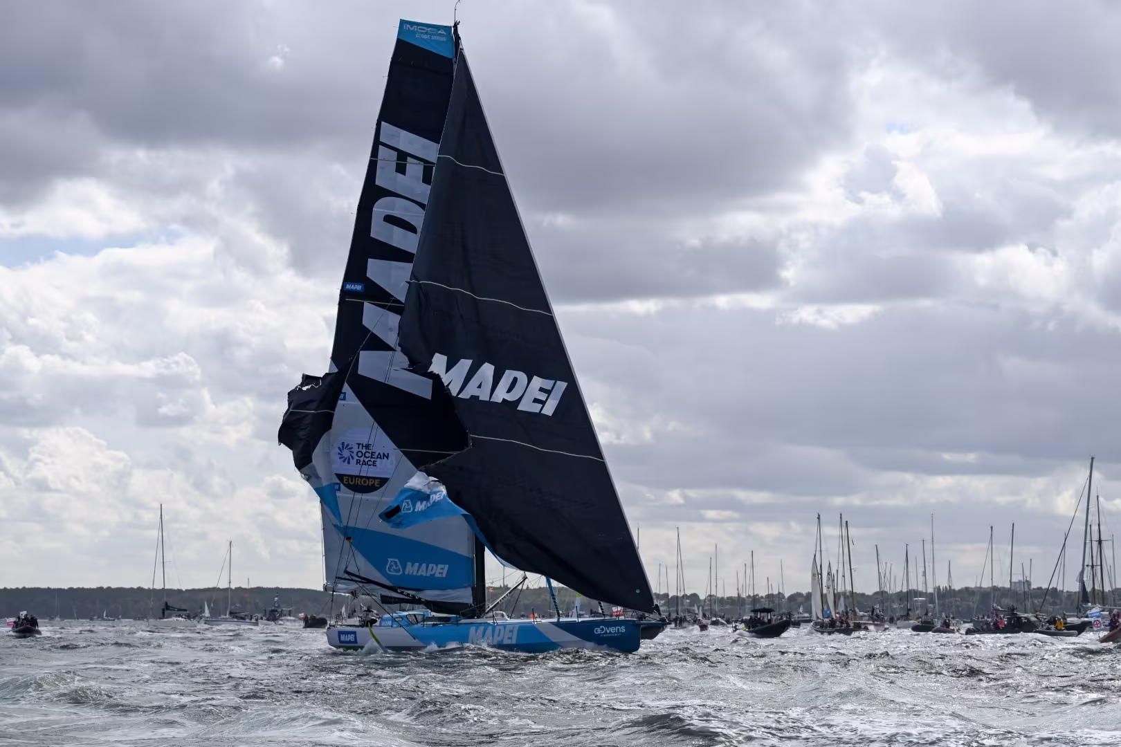 Choque espectacular envía a dos barcos de vuelta a Kiel tras el inicio espectacular de la... - BarcosAVela.com - Actualidad náutica